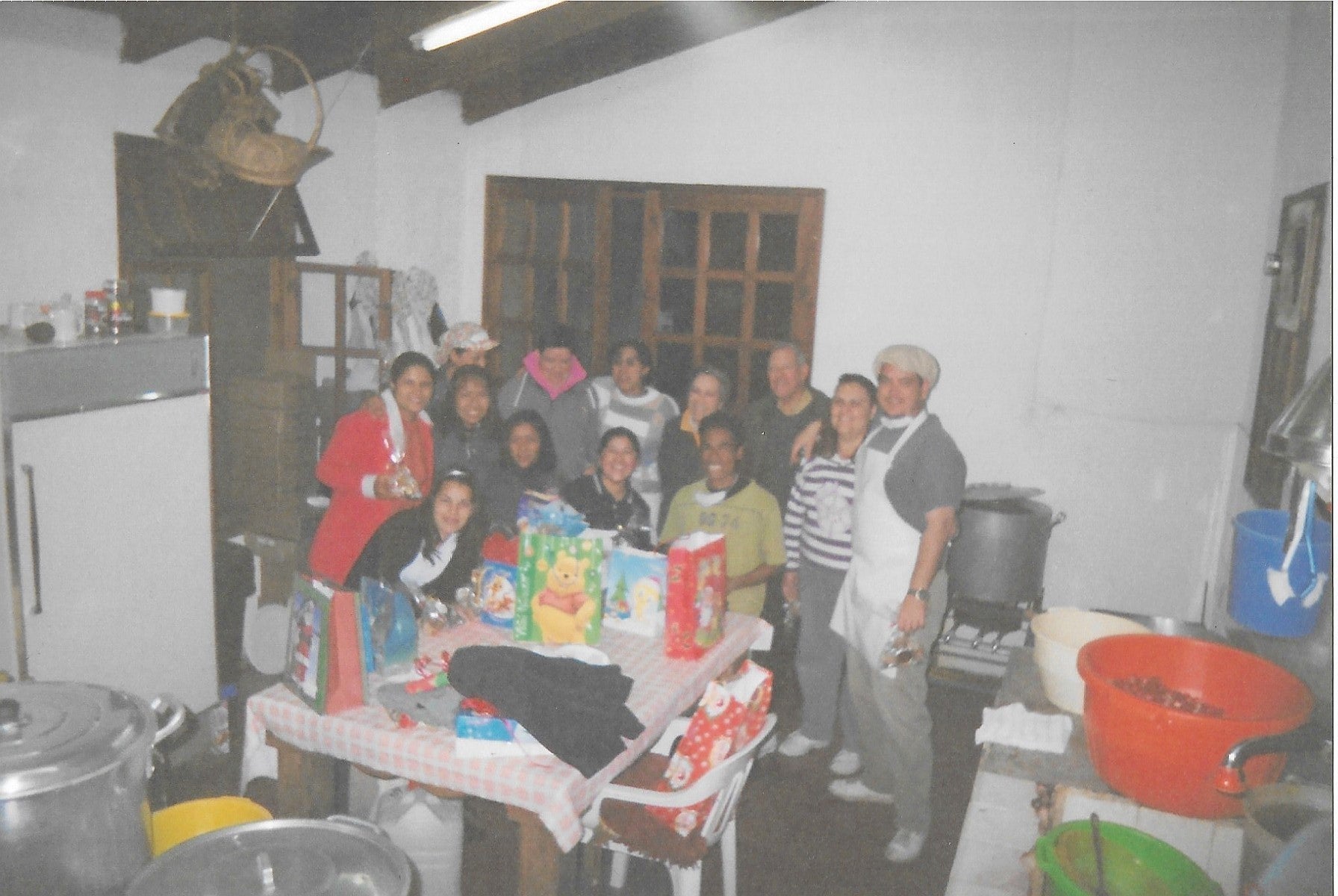 Conoce a Carmelita, la matriarca detrás de Rompope Carmelita. En su huerto de manzanos en Morelia, inició en 1992 la receta artesanal que hoy es símbolo de calidad y tradición familiar.
