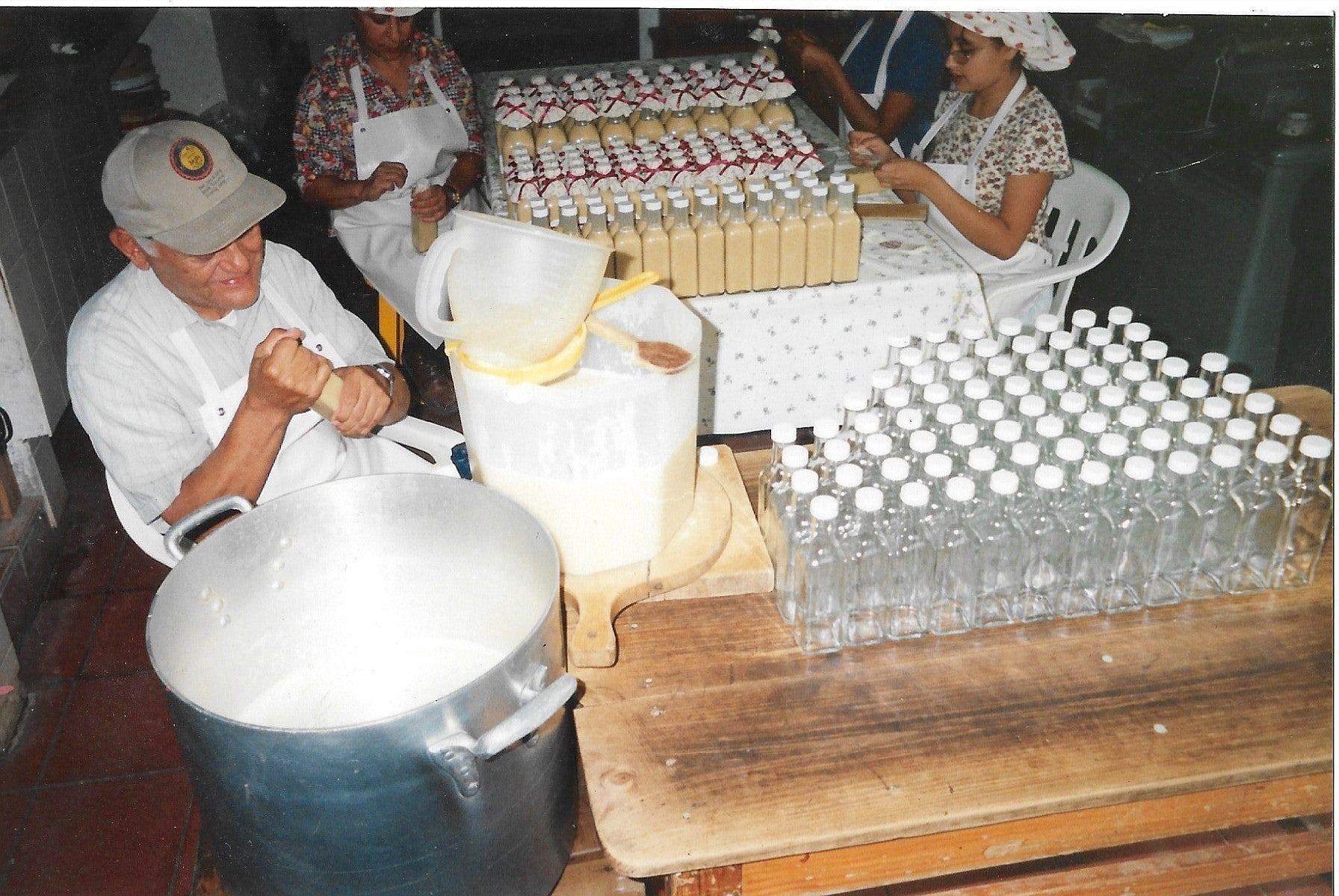 Conoce a Carmelita, la matriarca detrás de Rompope Carmelita. En su huerto de manzanos en Morelia, inició en 1992 la receta artesanal que hoy es símbolo de calidad y tradición familiar.