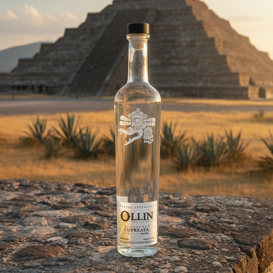 Botella de Mezcal Artesanal Ollin Cupreata de 750ml, elaborado en Michoacán, con diseño de etiqueta prehispánica sobre fondo de la Pirámide del Sol en Teotihuacán