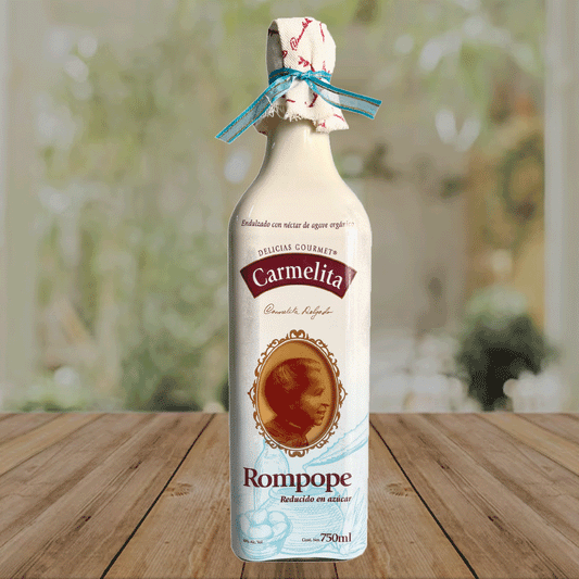 Rompope bajo en azúcar endulzado con jarabe de agave, disponible en presentaciones de 750 ml, 250 ml y 100 ml. Único en México.