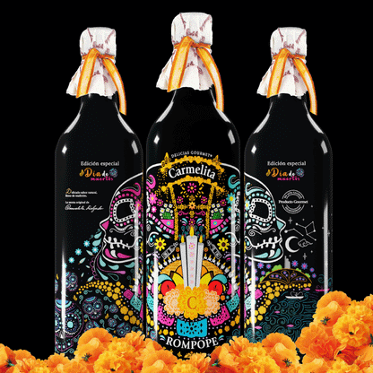 Edición coleccionable de Rompope Carmelita 1L Día de Muertos. Rompope artesanal, mismo sabor tradicional en botella con diseño conmemorativo.